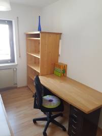 Kleines Schlafzimmer mit Schreibtisch